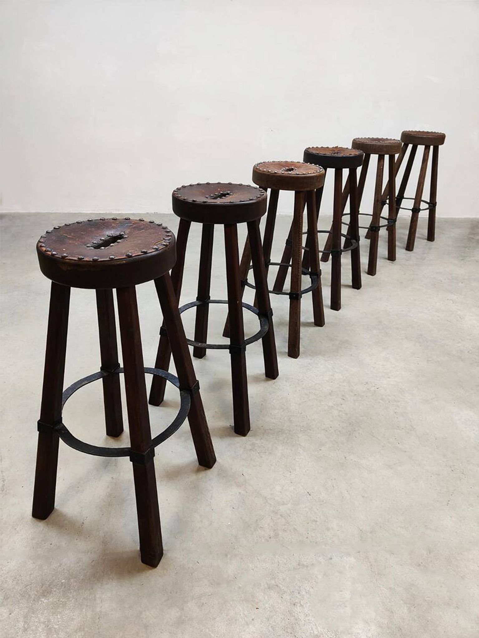 Tabourets de bar brutalistes en bois et cuir, Espagne 1970