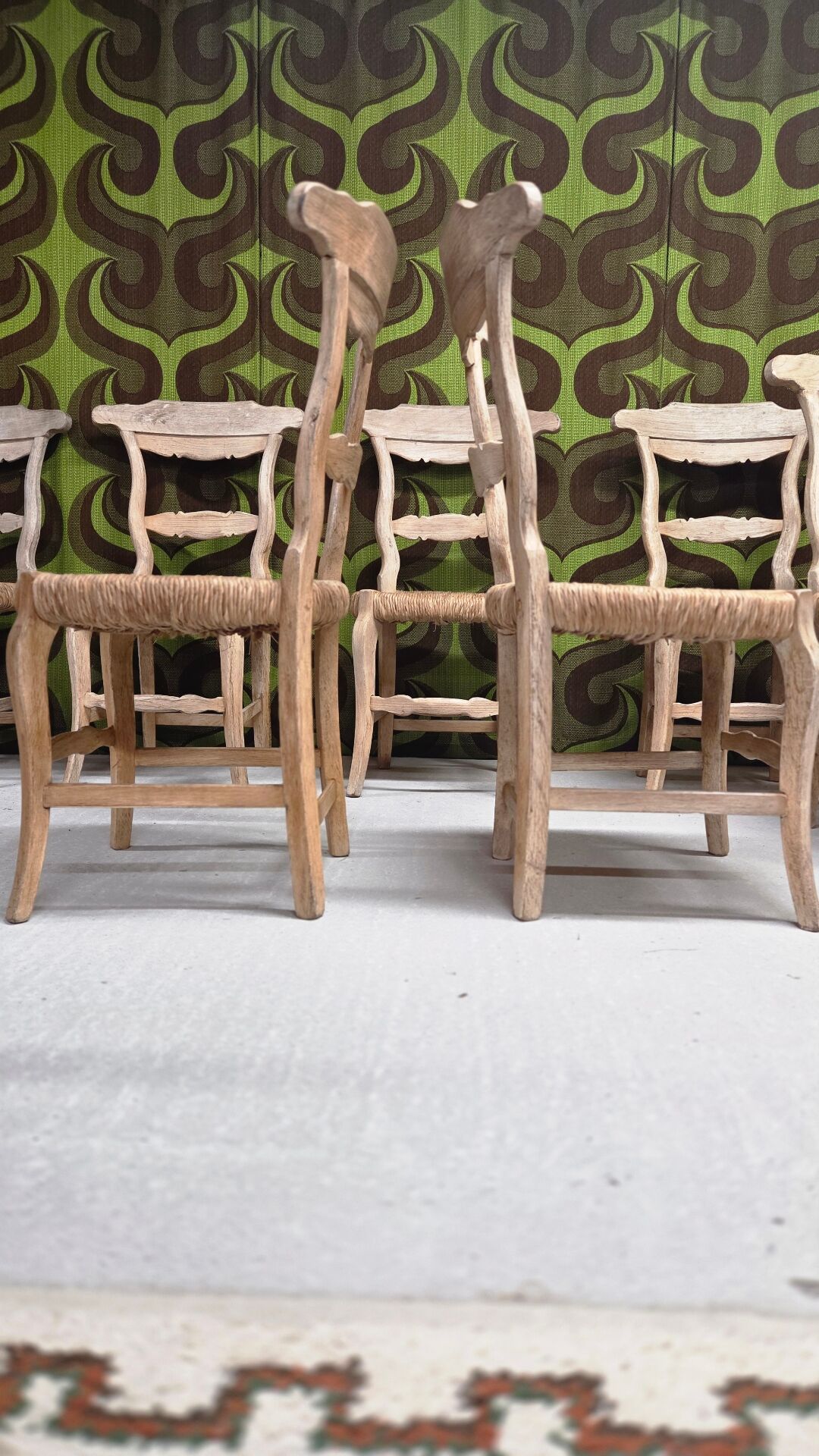 8 rustic oak chairs with patina, straw seating, 1950s.