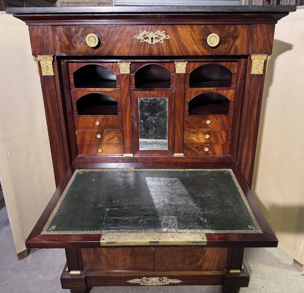 Rare secrétaire époque Empire en acajou a quatre colonnes surmontées de cha