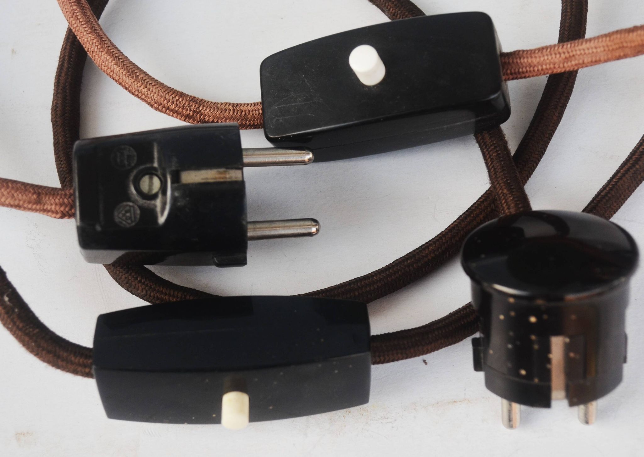 Lot of two retro-modernist lamps with natural leather lampshade