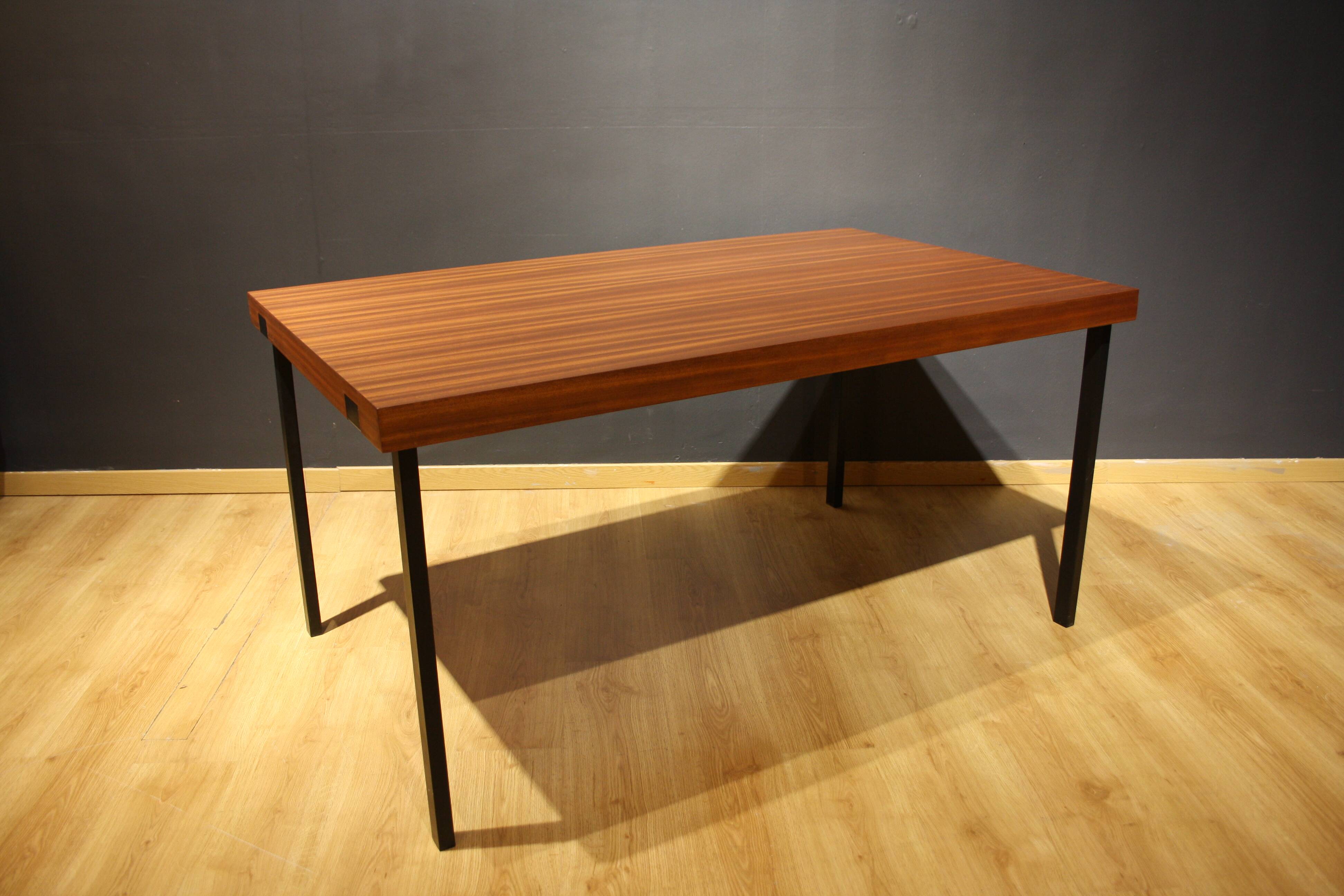 Extending table by Pierre Guariche for Huchers-Minvielle
