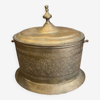 Ancien pot a tabac ou epices oriental en cuivre cisele forme ovale