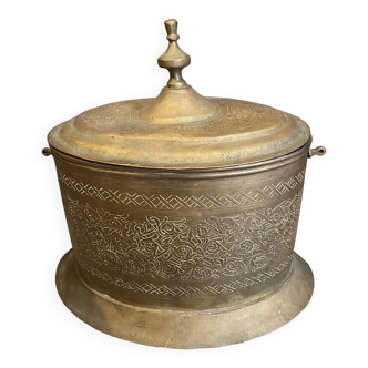 Ancien pot a tabac ou epices oriental en cuivre cisele forme ovale