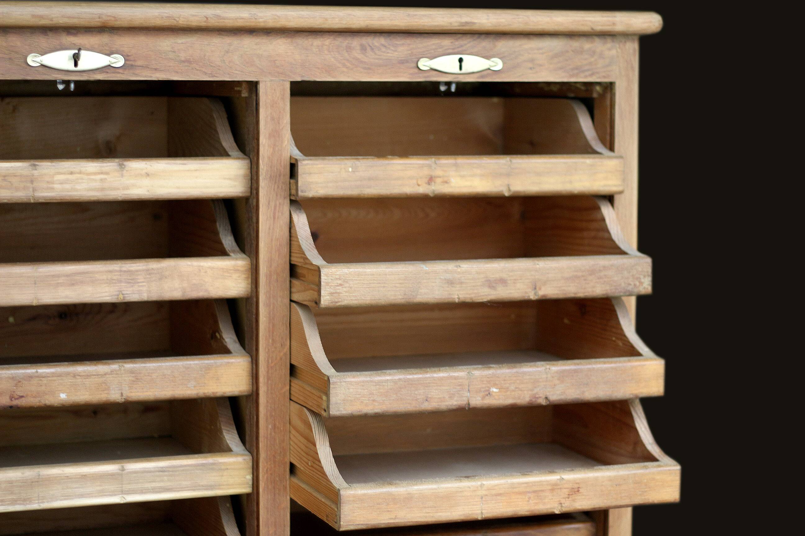 Drawer cabinet with a beautiful patina;