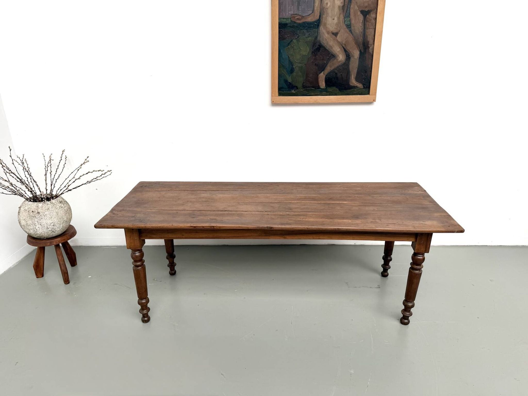 Table de ferme en noyer massif, pieds tournés, 1920