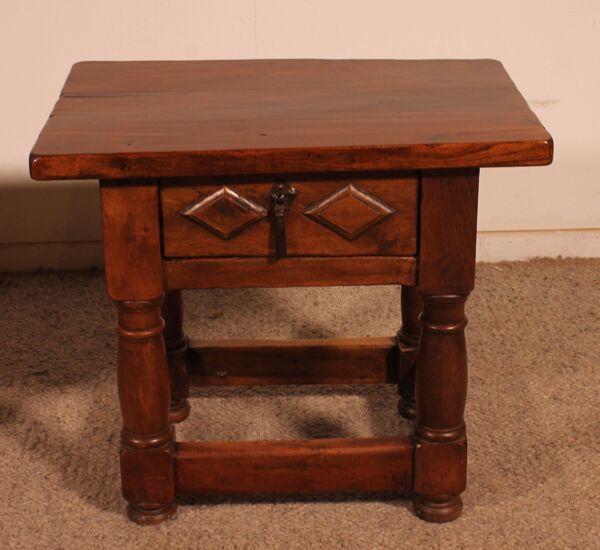 Paire de tables de chevet espagnoles en noyer