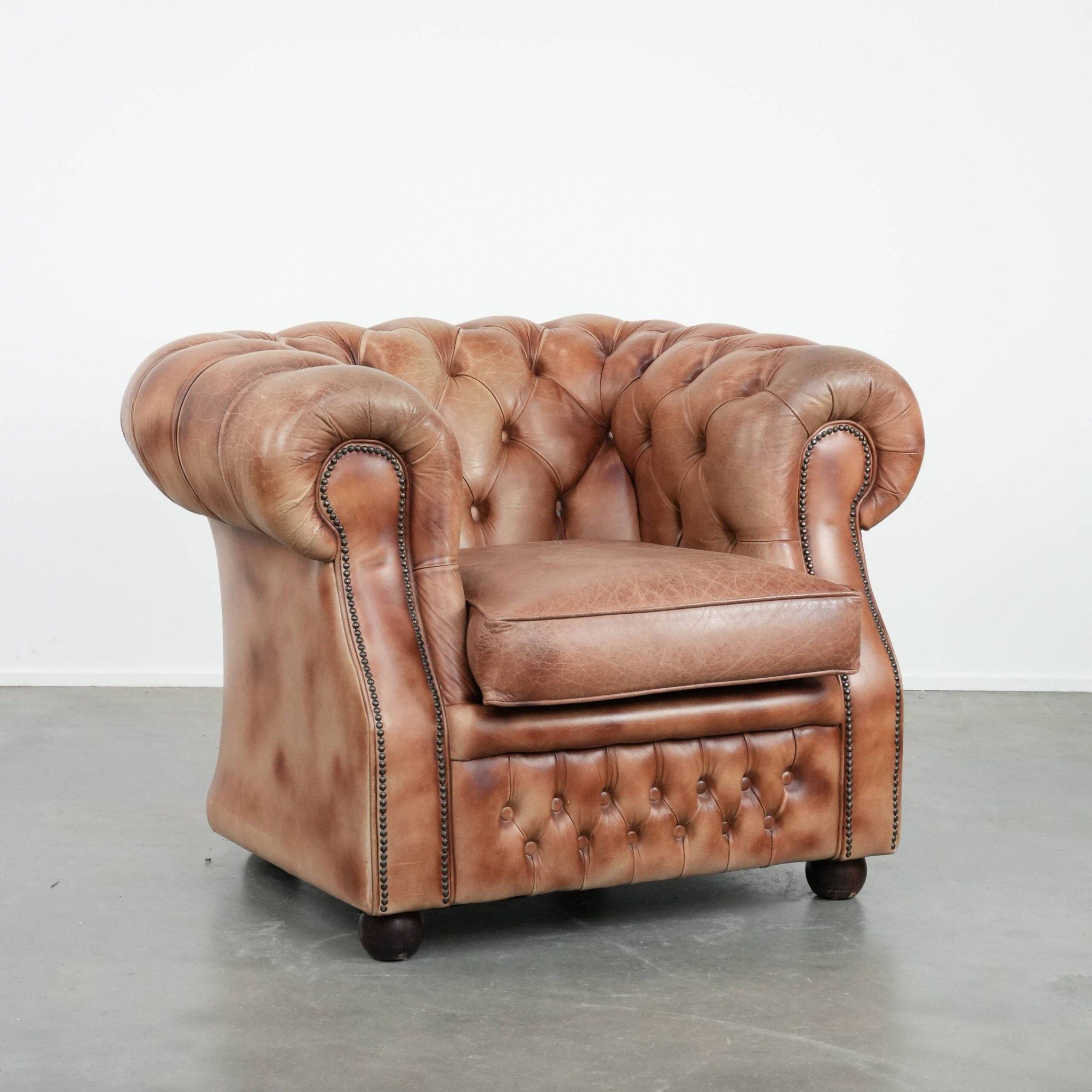 Chesterfield armchair in English style made of cowhide leather