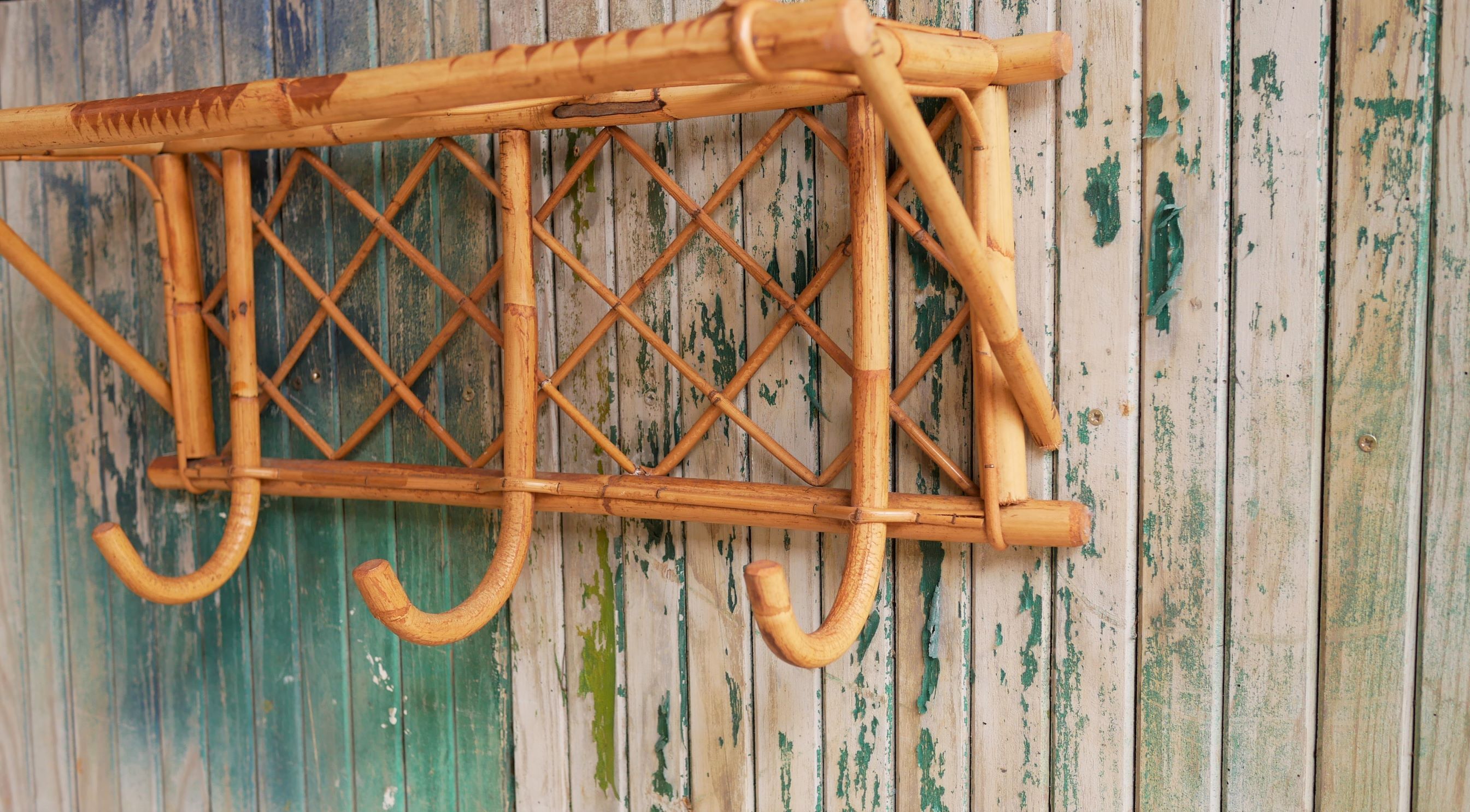 Porte-manteau mural vintage en rotin