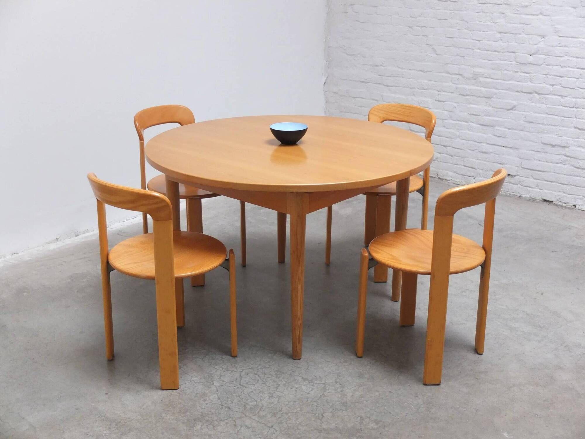 Round extendable dining table in oak by Van Den Berghe-Pauvers, 1970s