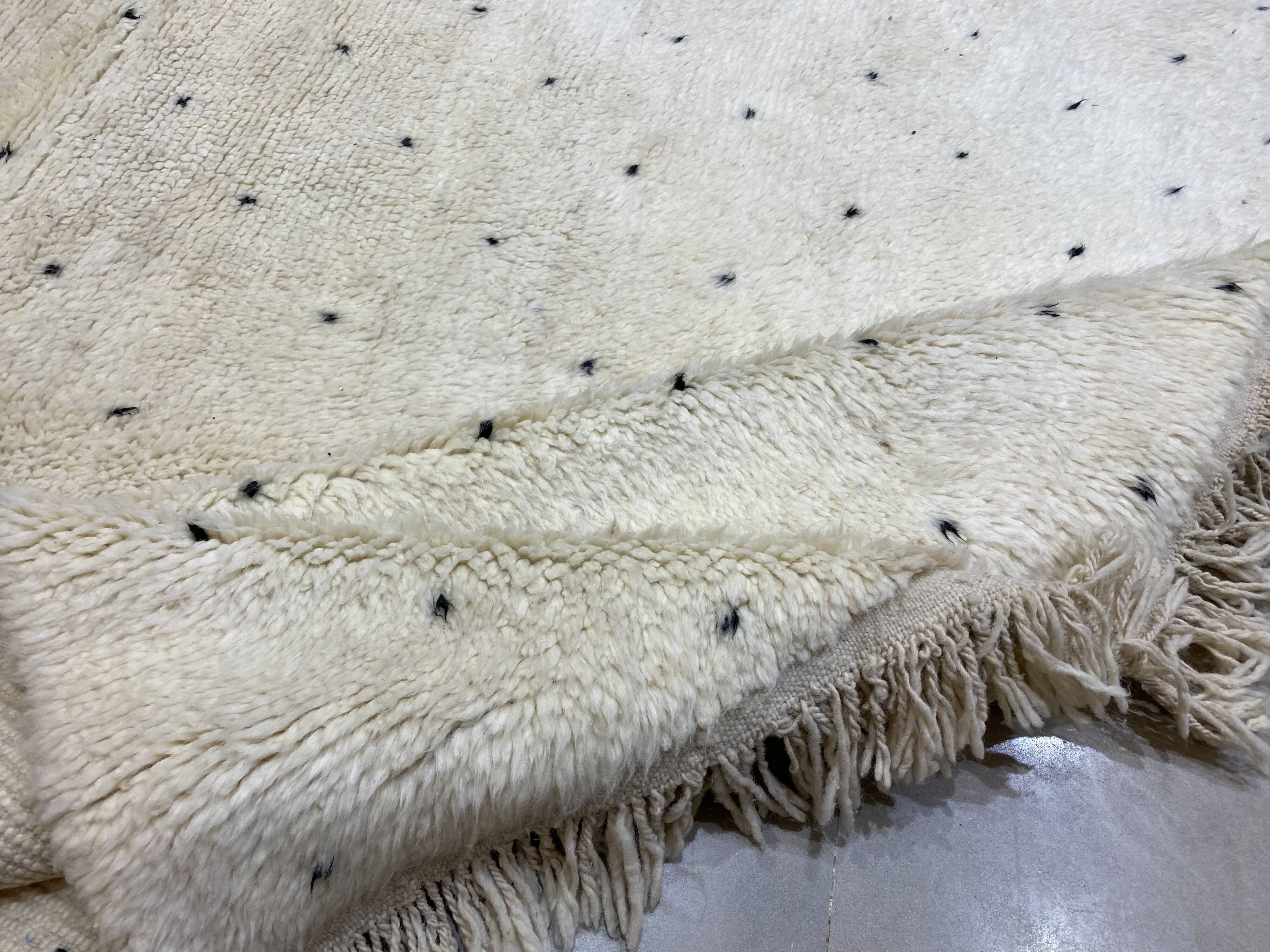White berbere wool carpet with black dots 200x290cm