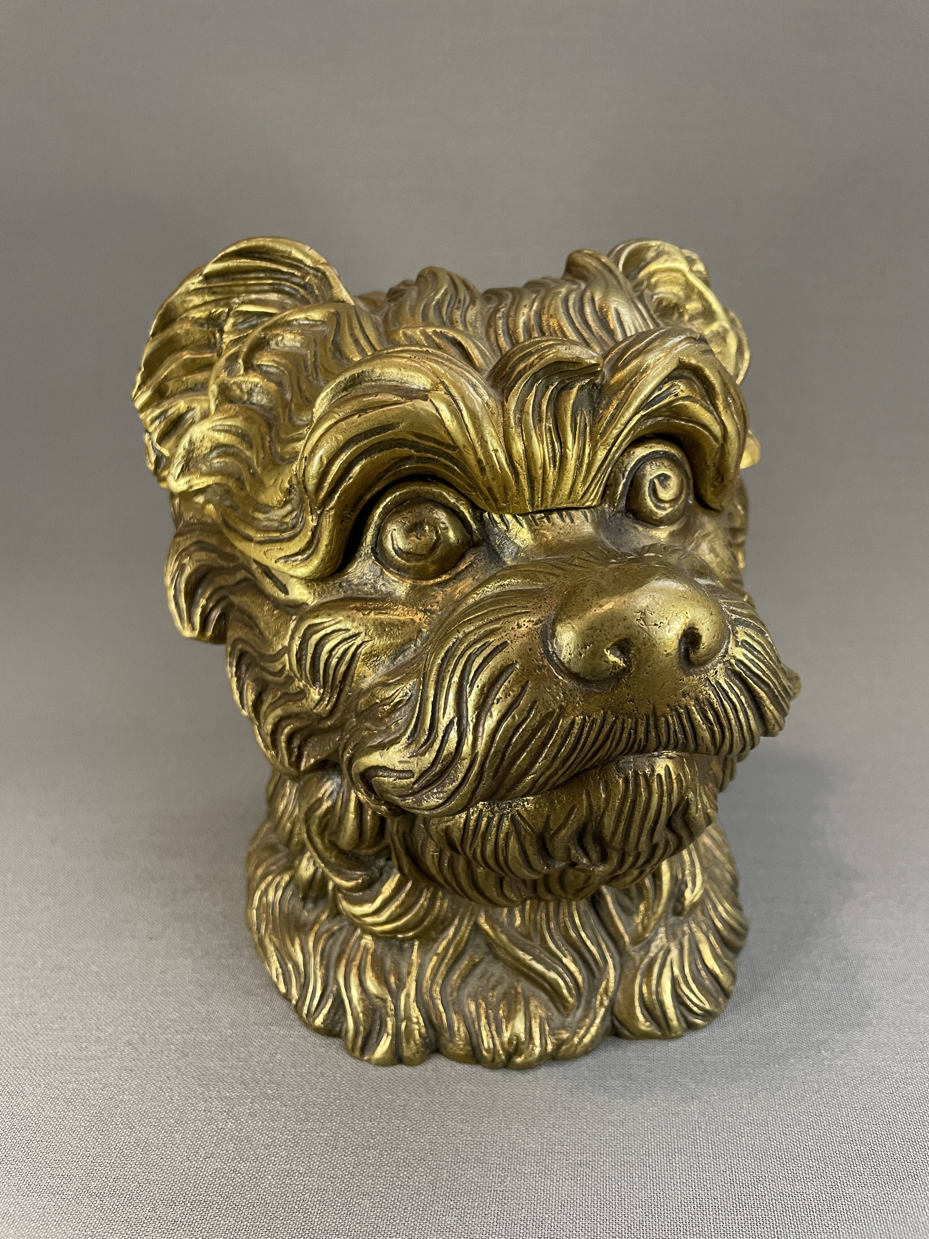 Pot à tabac en bronze en forme de tête de chien, vers 1900