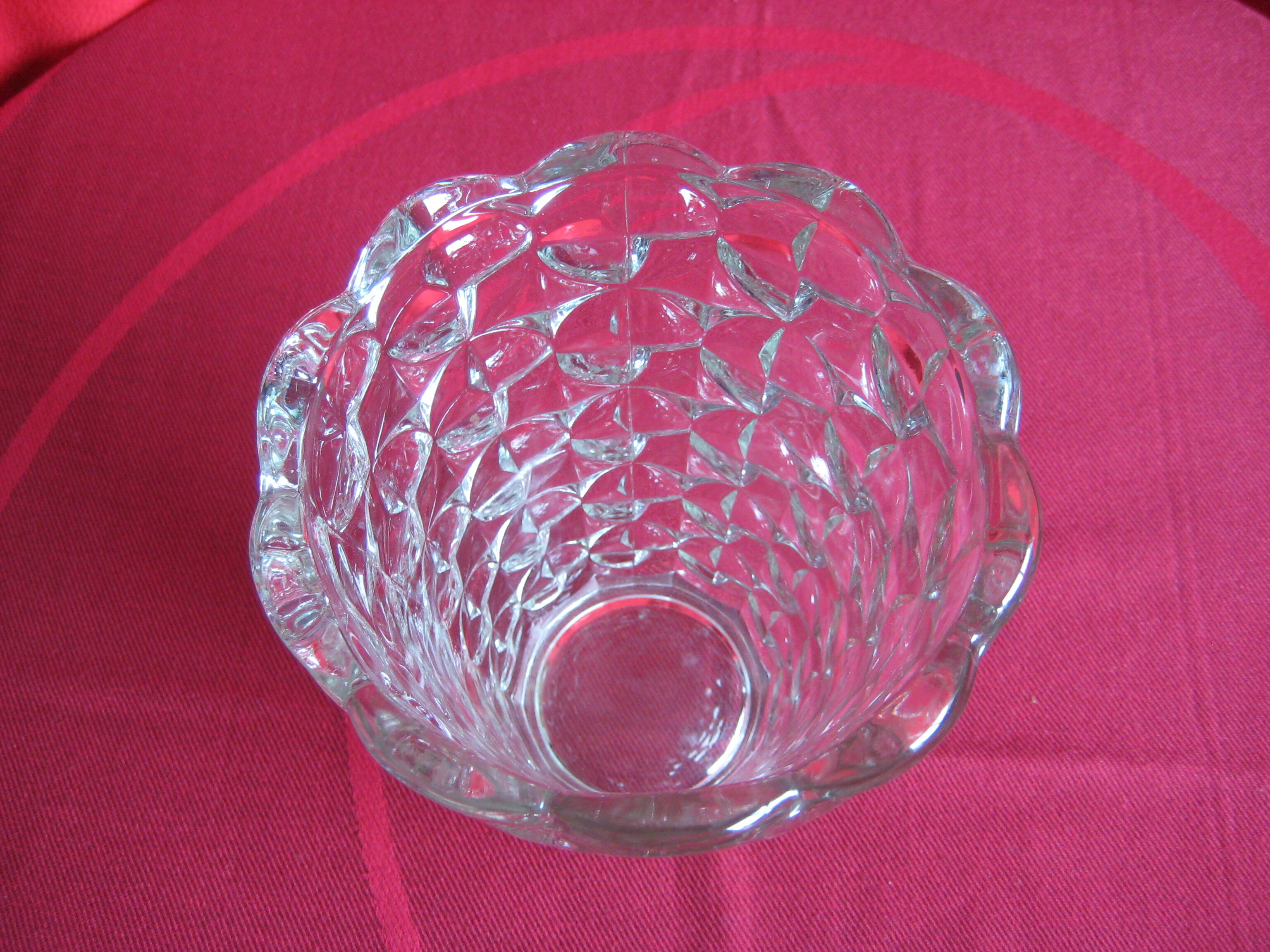 Vase en verre moulé