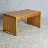 Charlotte Perriand (séléction de ) pour Les Arcs, rare table basse en pin, France,  circa 1960
