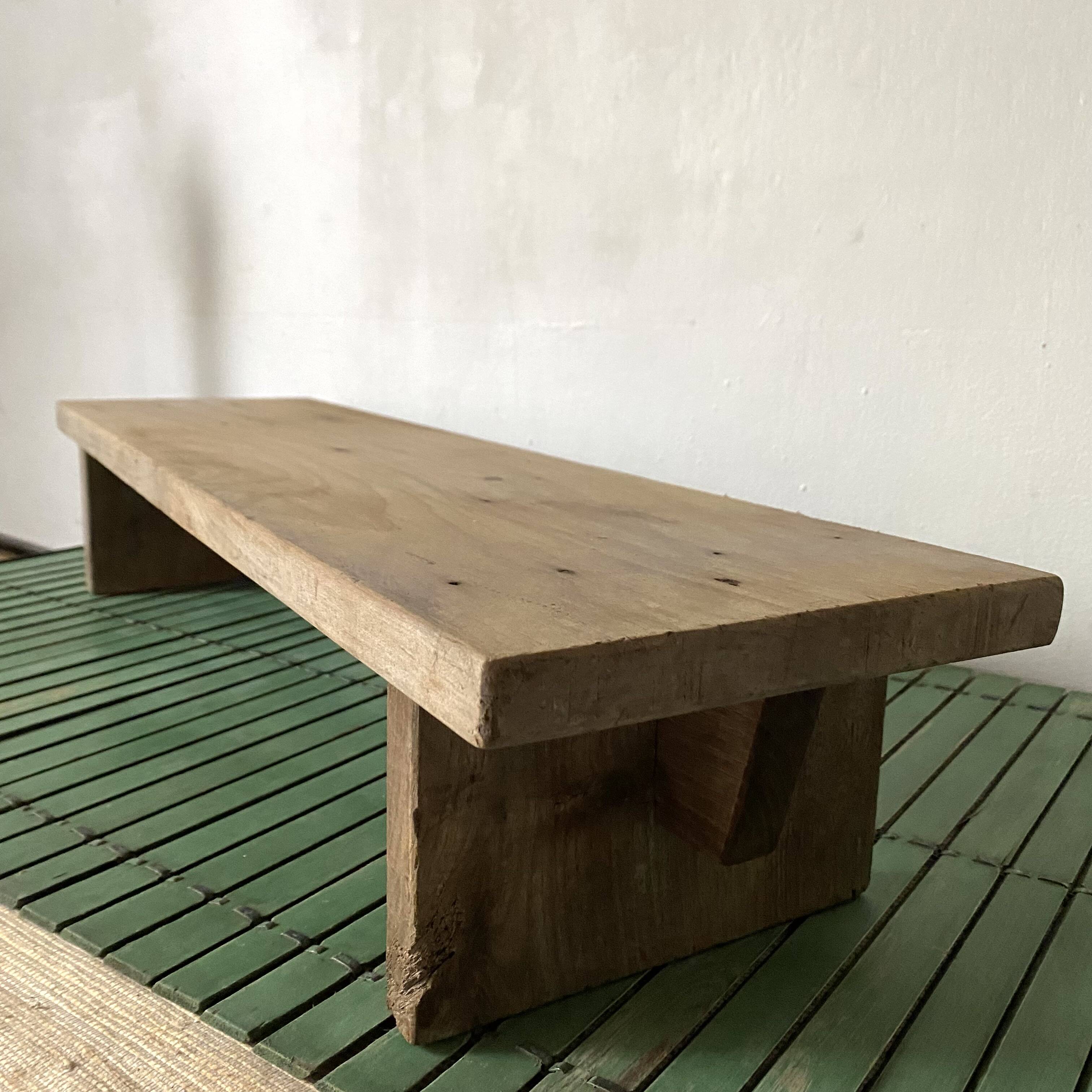 Tabouret bas long en bois