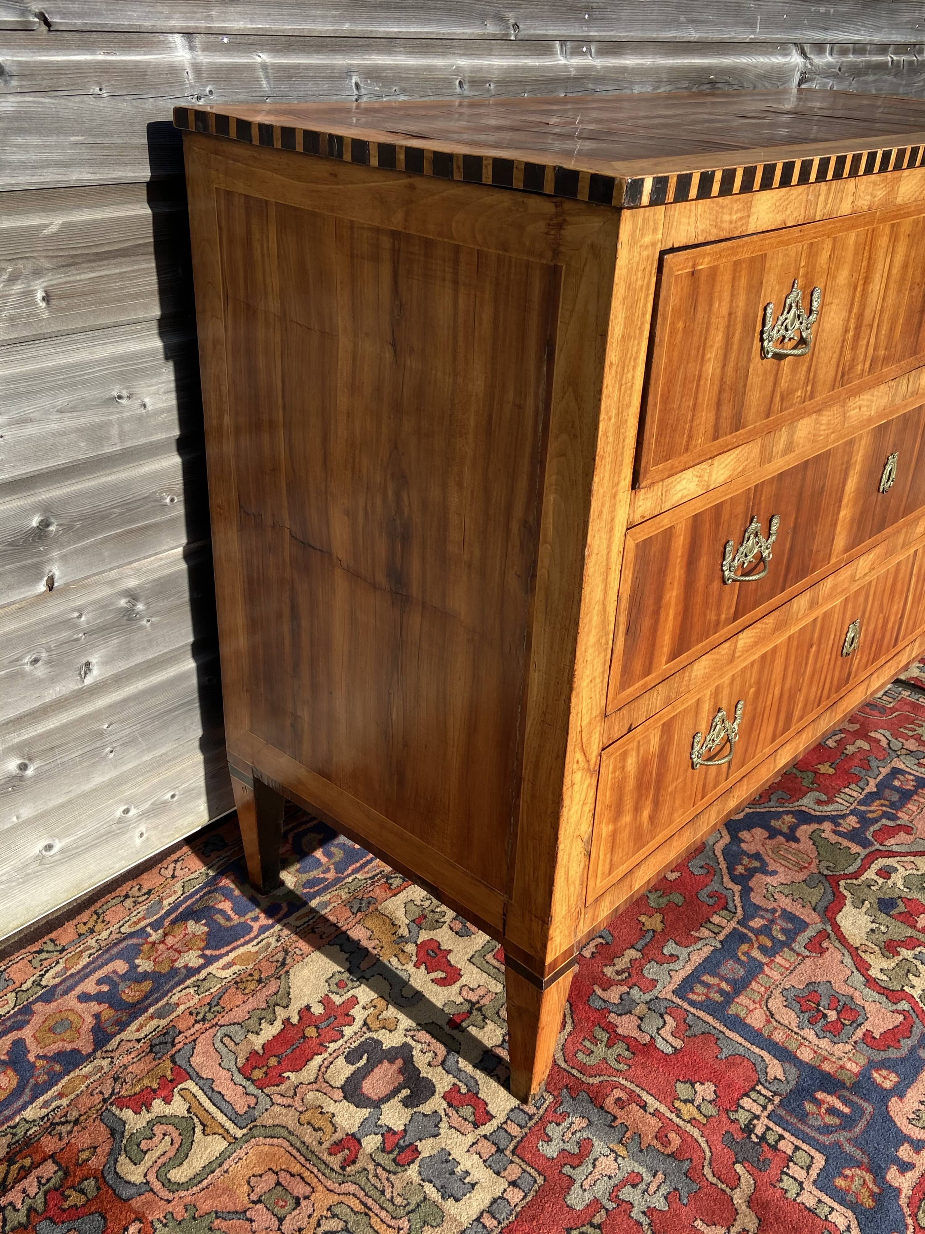 Chest of drawers in Louis XVI period marquetry with castle brand