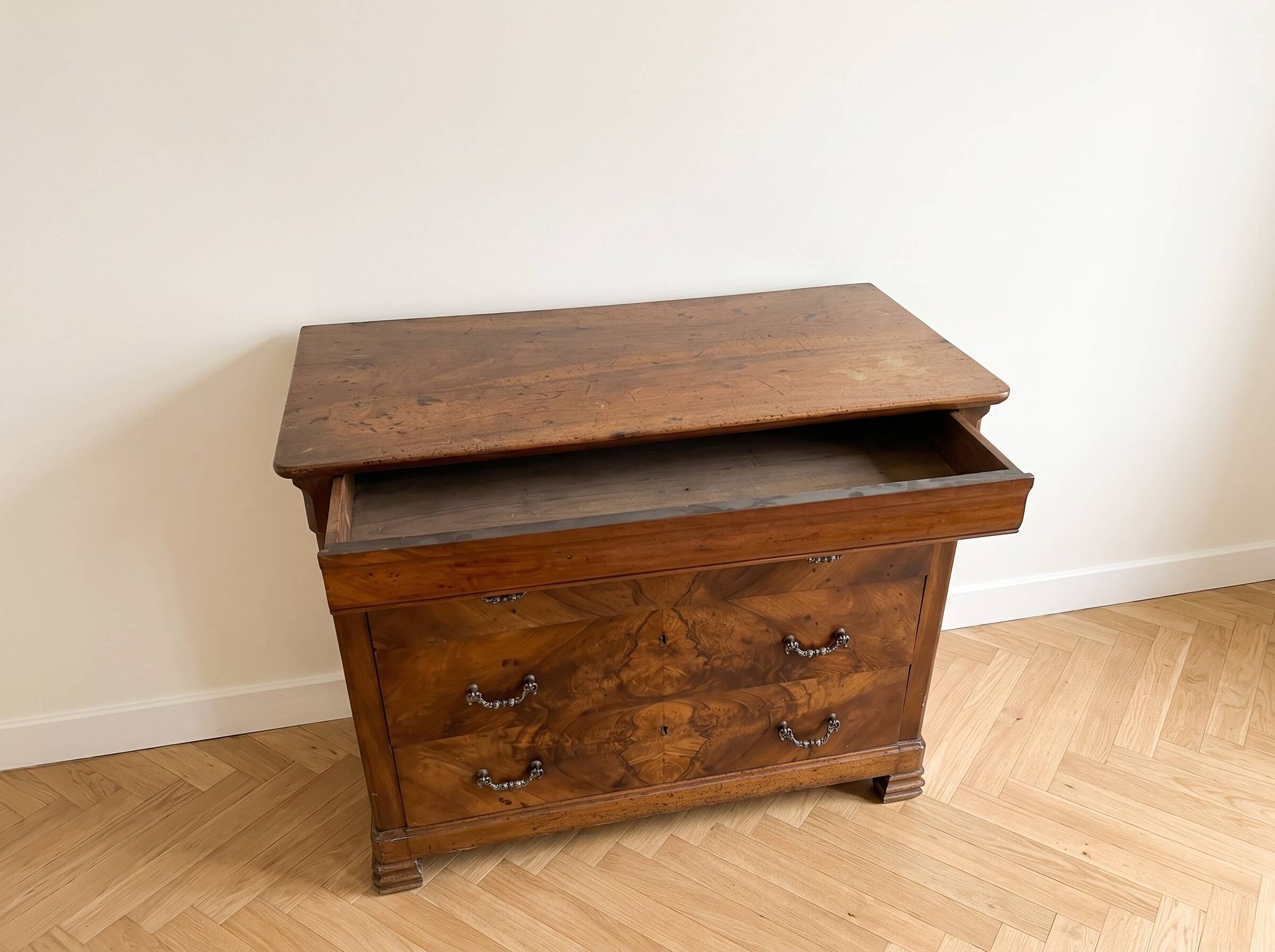 Commode ancienne en noyer massif