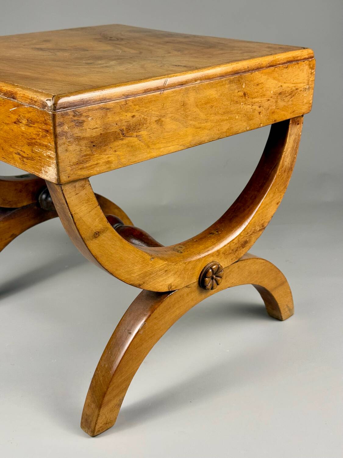 Vintage side table in solid wood with drawer