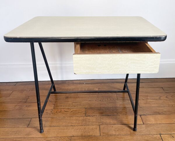 Bureau + chaise d'enfant en formica