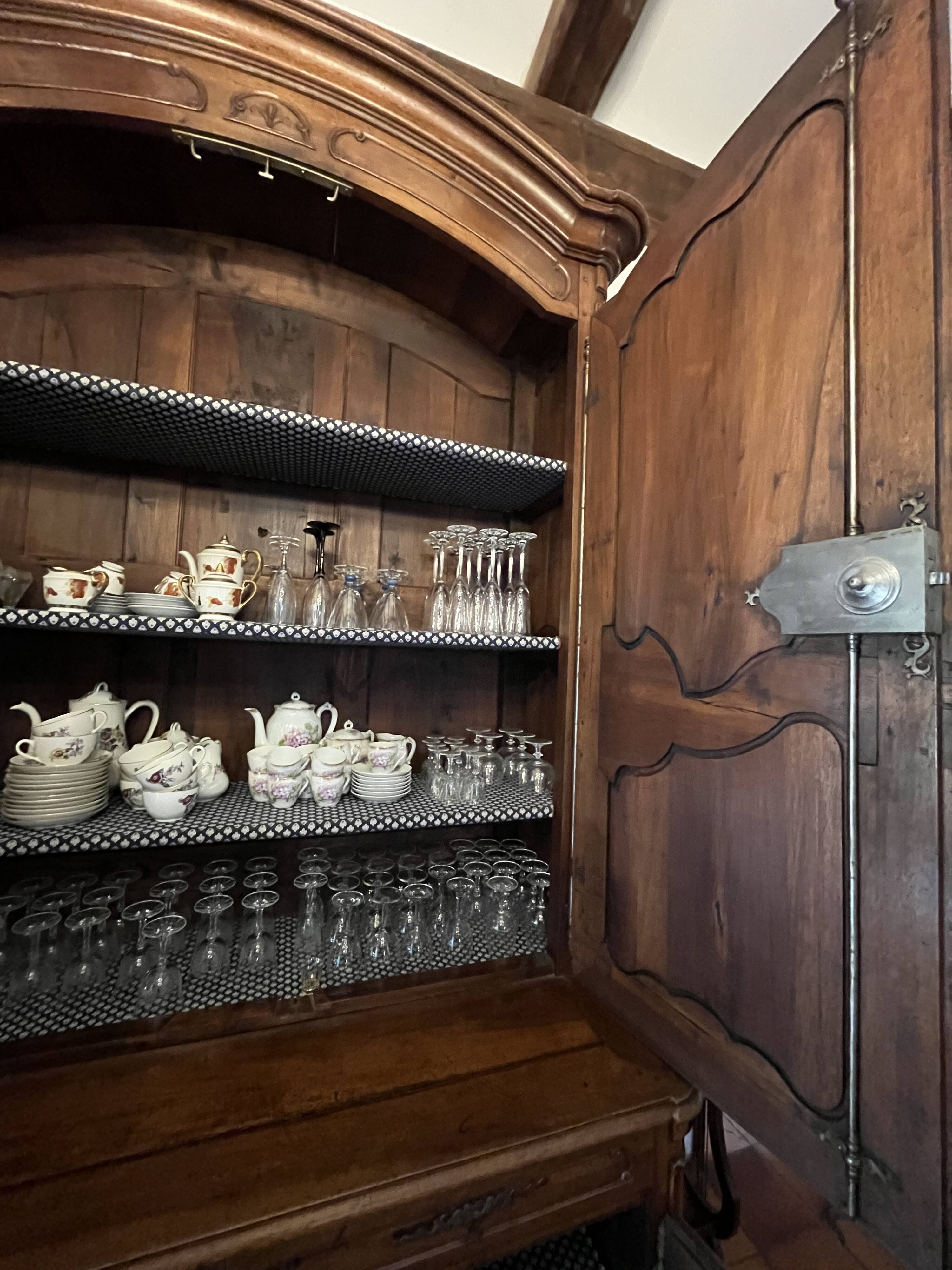 Armoire (Bahut) deux corps Louis XV en noyer 18e siècle