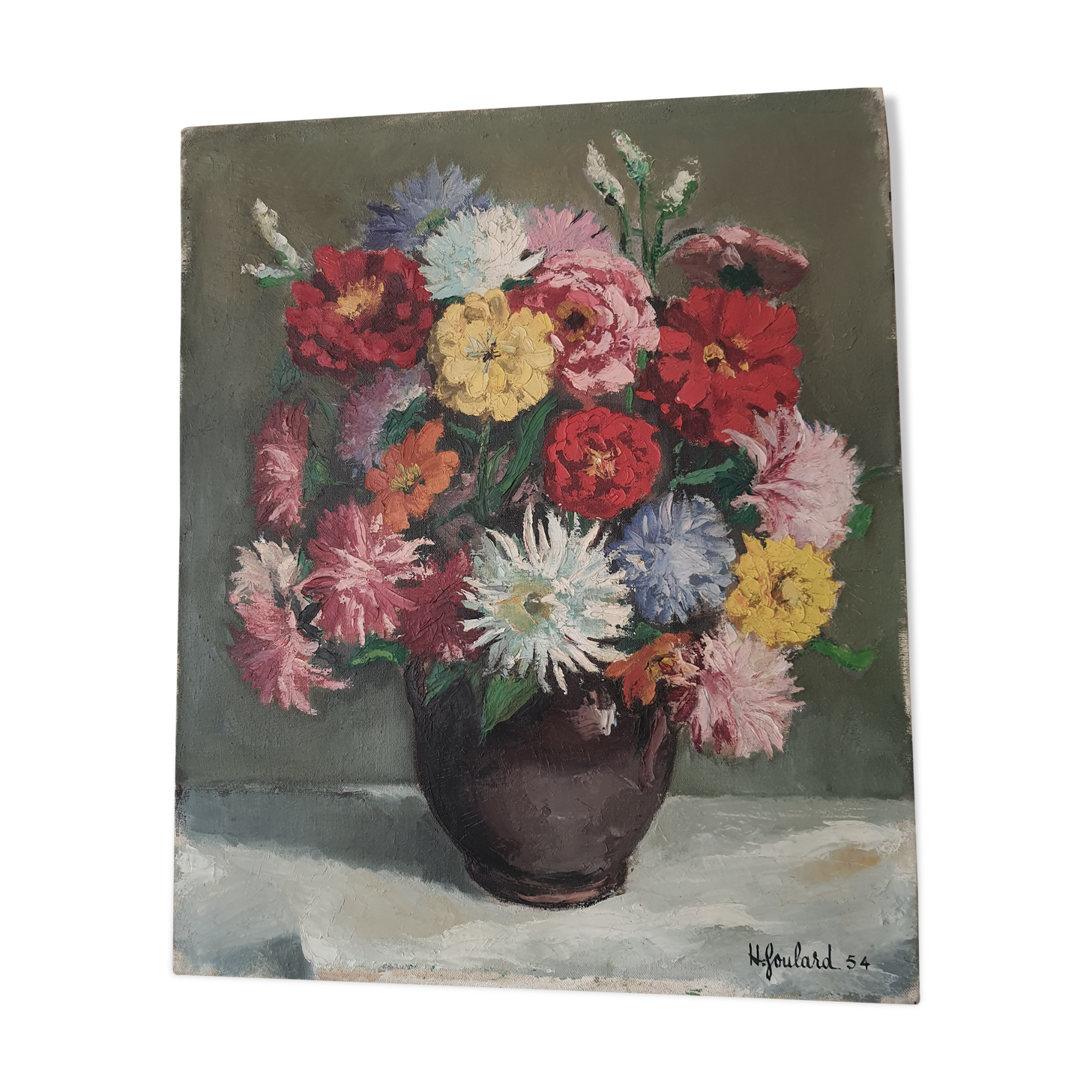 Table bouquet of vintage dahlias