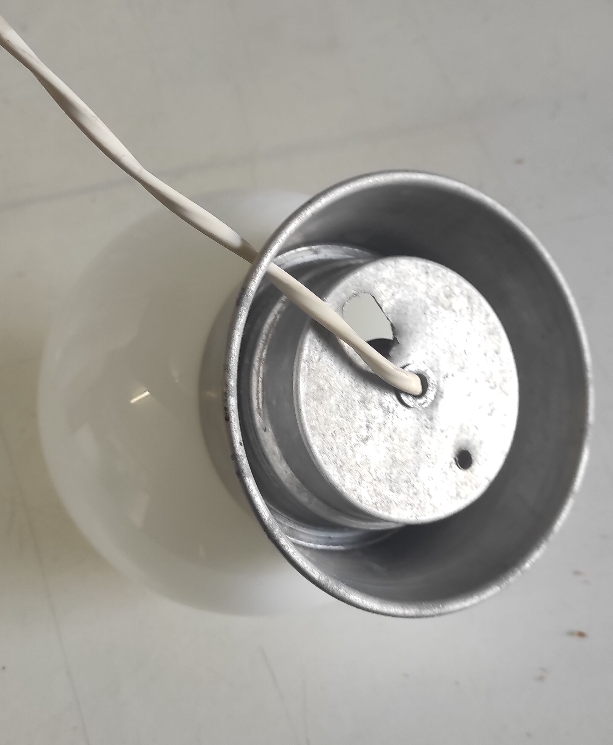 Lampe à poser en aluminium et globe opaline blanc – années 50/60