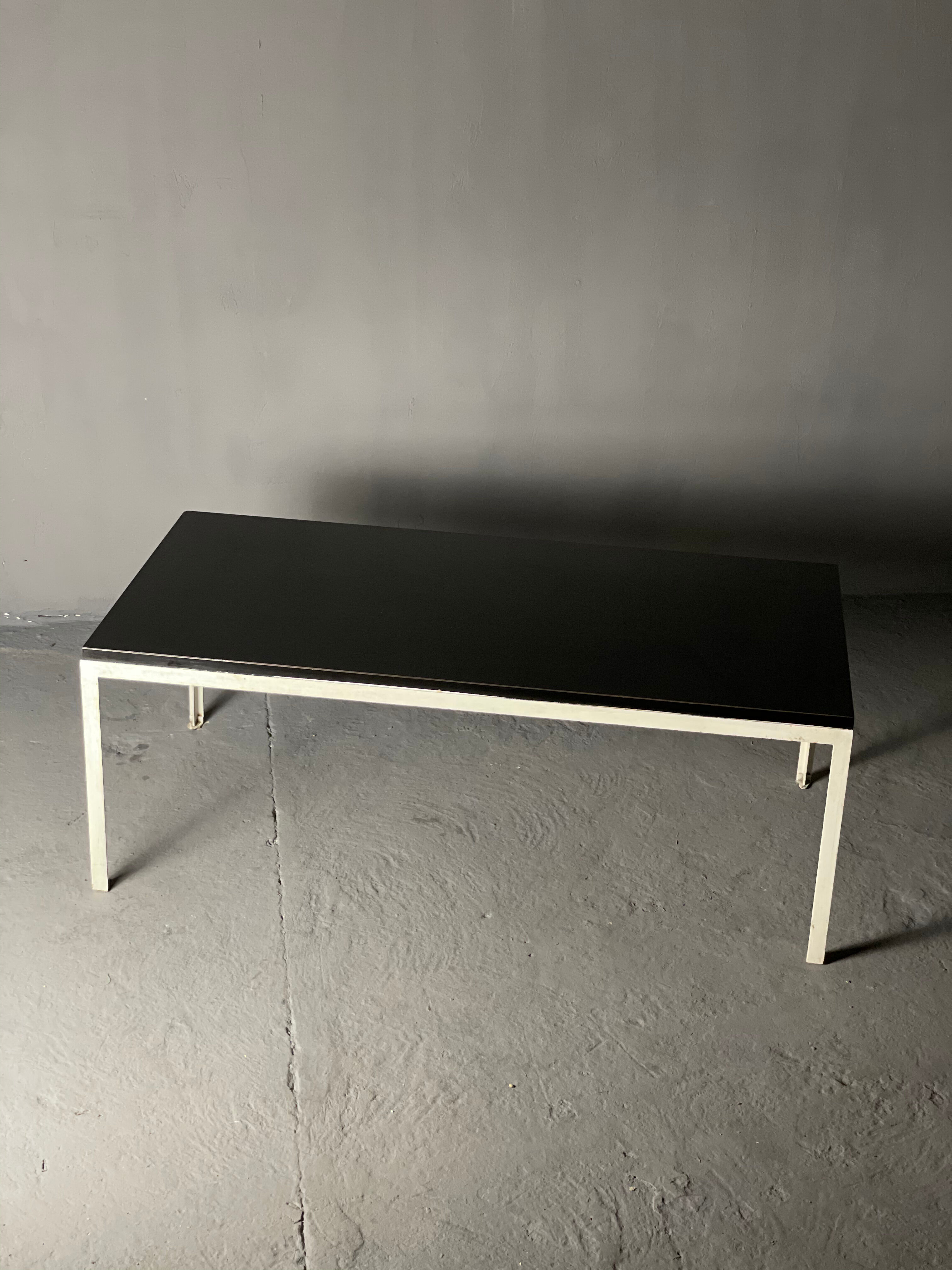 Modèle "T angle" coffee table by Florence Knoll Basset