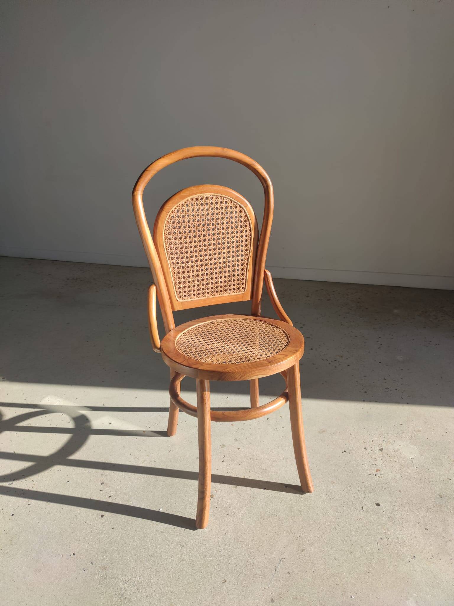 Chaise cannée en bois naturel