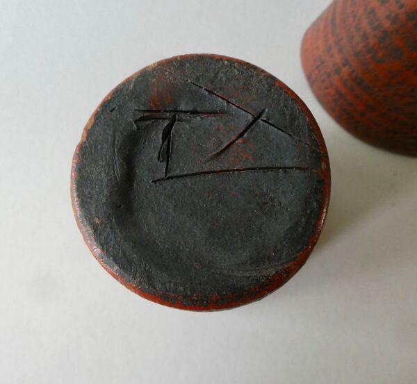 Paire de vases en terre cuite émaillée rouge, signé