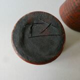 Paire de vases en terre cuite émaillée rouge, signé