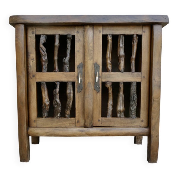 Petit buffet brutaliste en orme