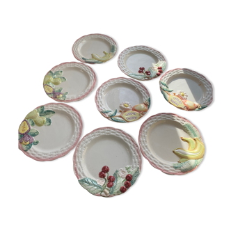 8 assiettes en barbotine