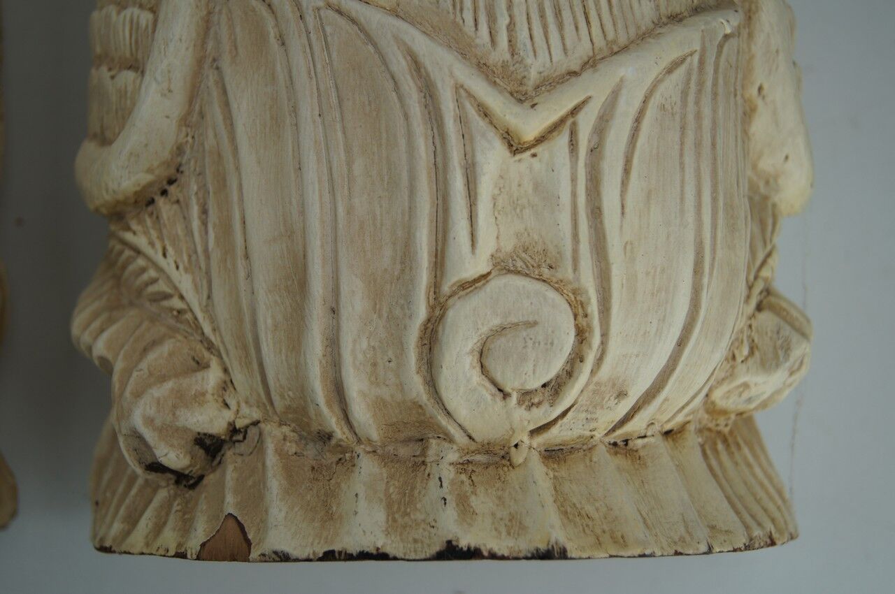 Deux ornements d'applique en bois sculpté et laqué crème,  représentant des cygnes