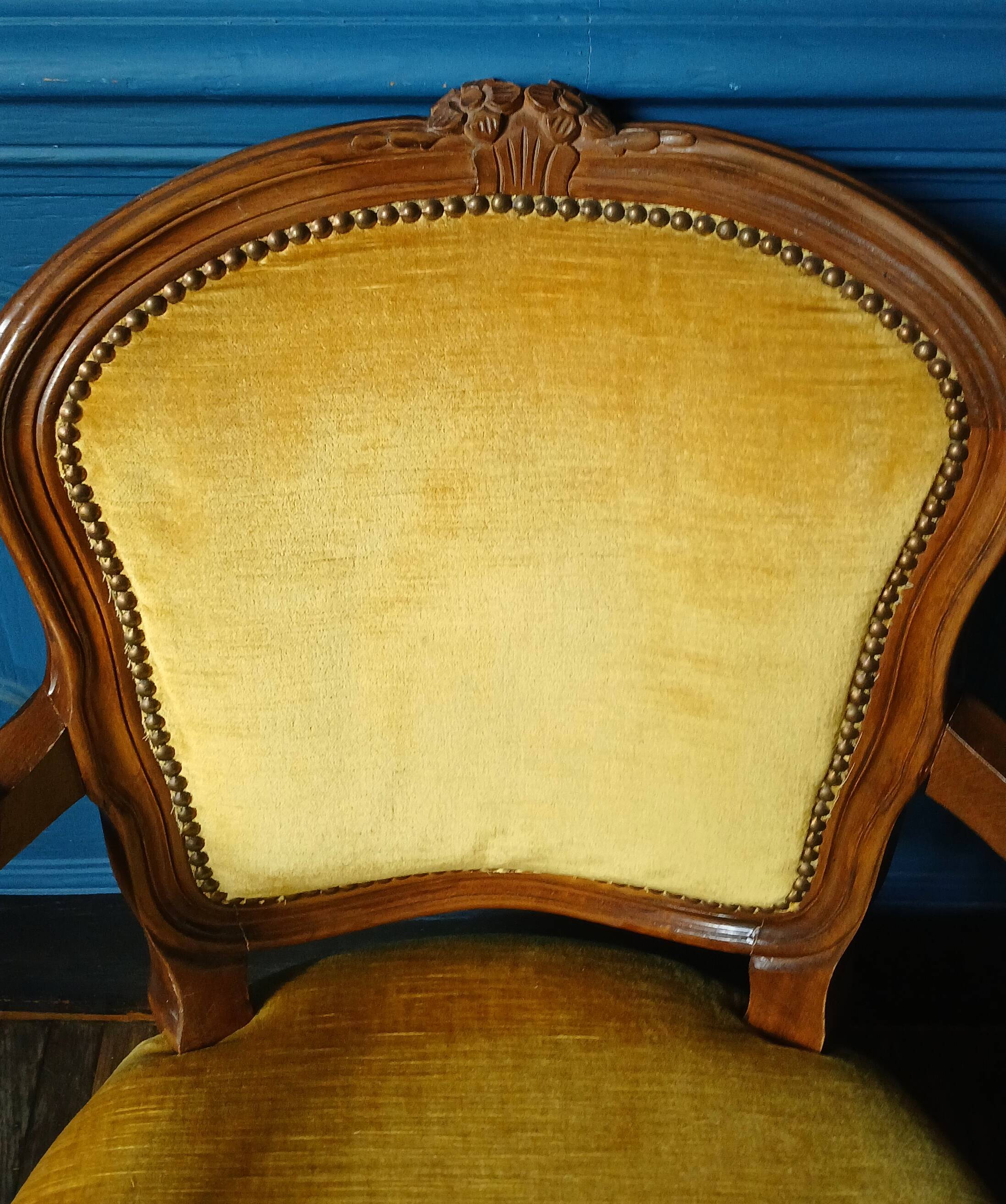 Velvet cabriolet armchair with decorative copper studs.