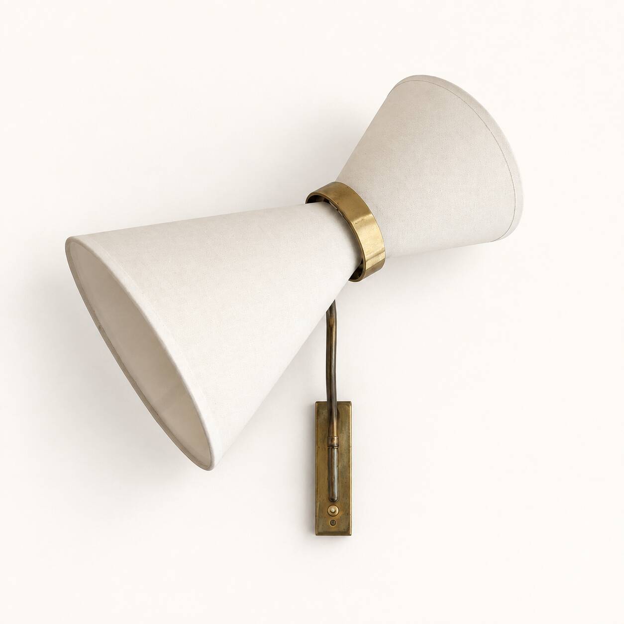 Adjustable wall light in the Maison Lunel style.