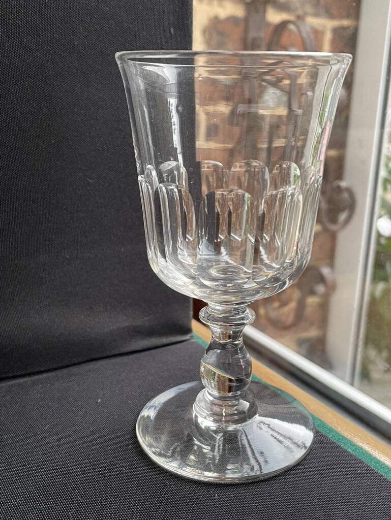 6 White wine glasses – Cut crystal