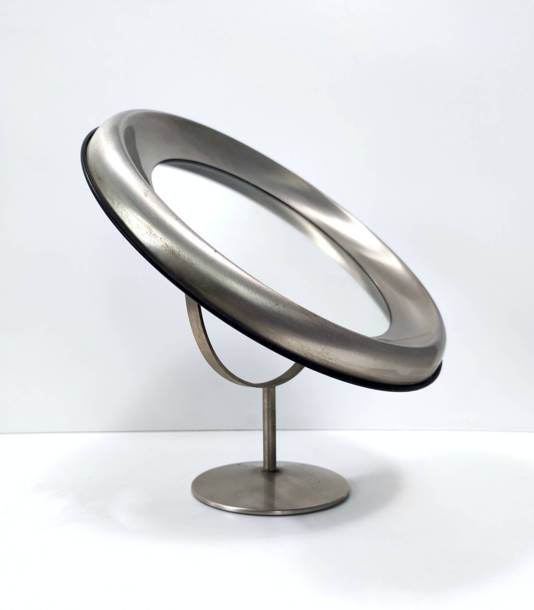 Miroir de courtoisie rond en laiton anodisé, attribution à Sergio Mazza, Italie