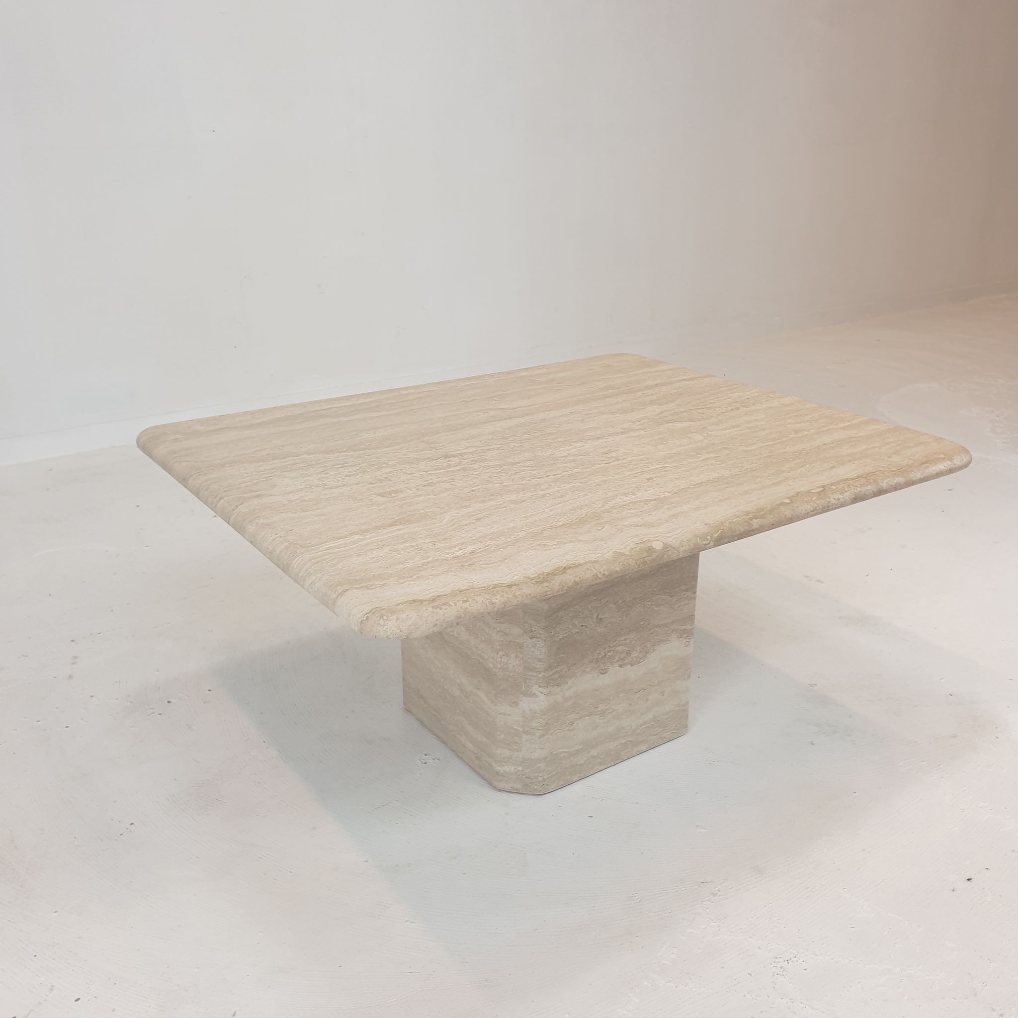 Table basse italienne en travertin, années 1980