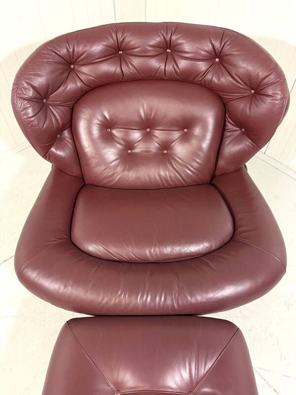 Fauteuil et repose-pieds en cuir bourgogne français de style futuriste des années 1970.