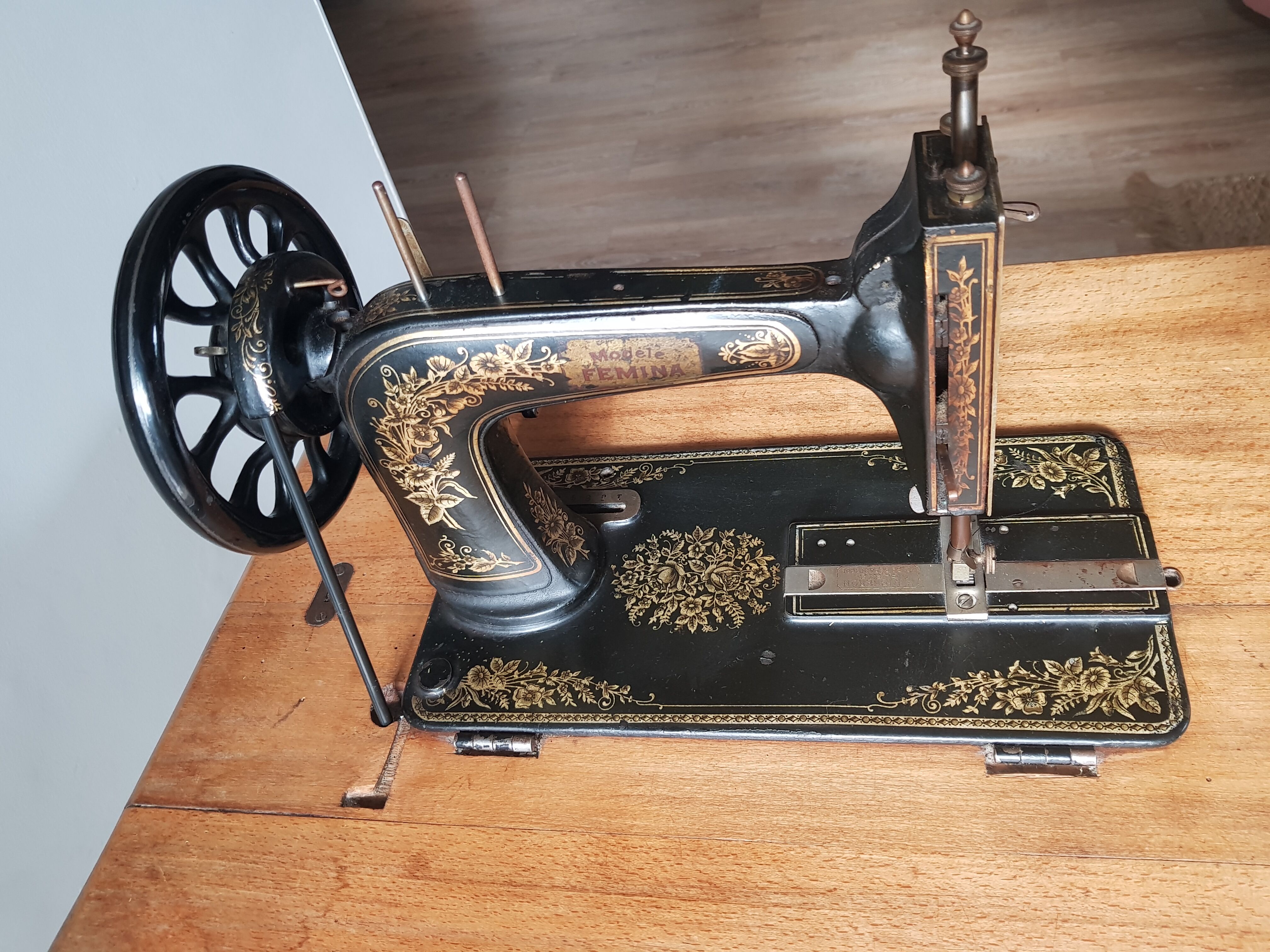Old sewing machine H. Vigneron