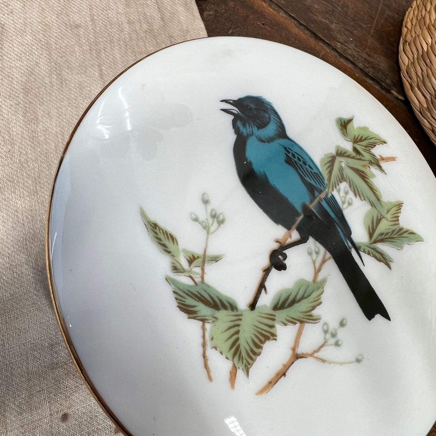 Round porcelain box "bird"