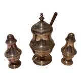 Set salt, pepper and mustard