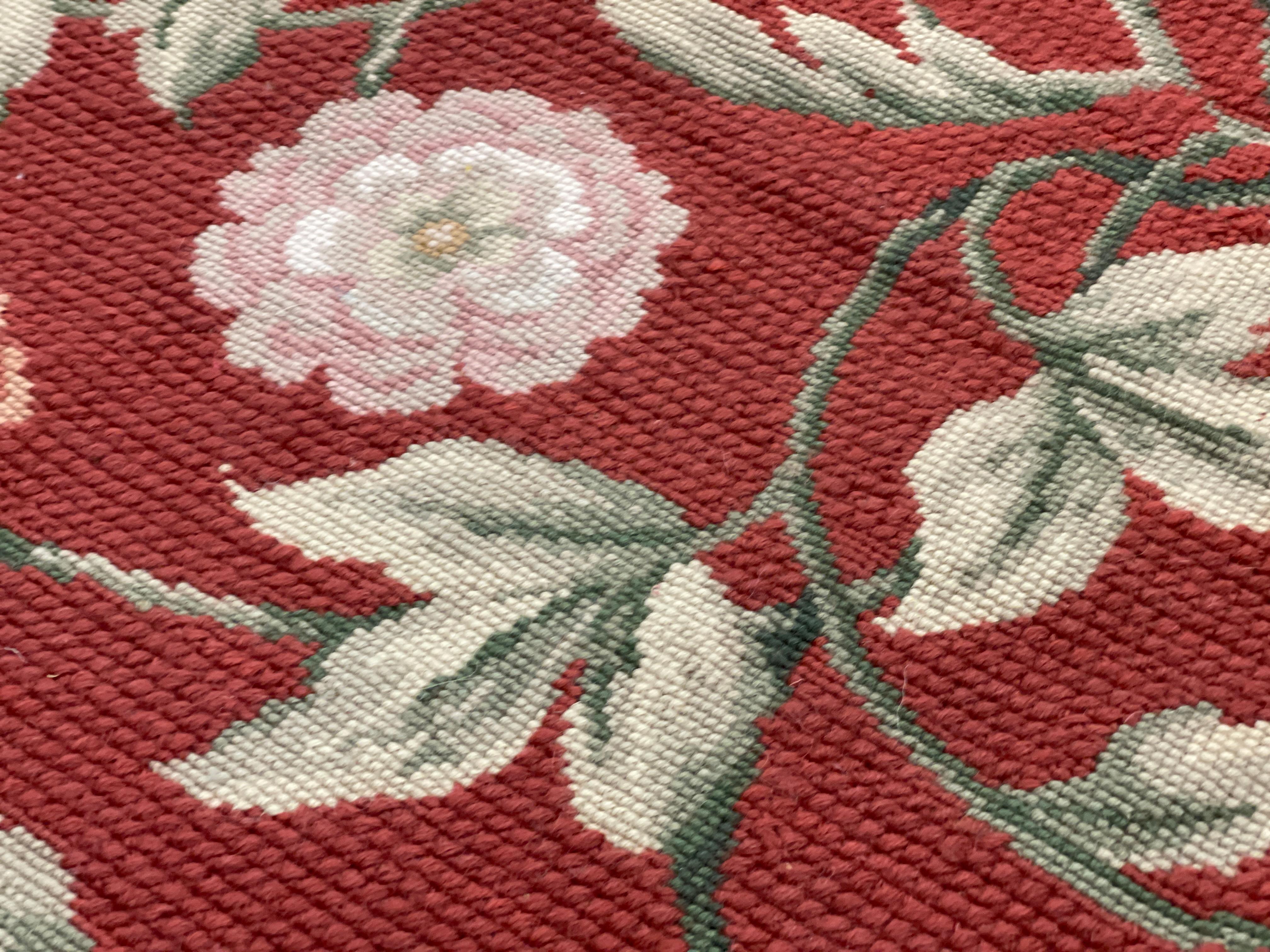 Tapis traditionnel bordeaux style Aubusson floral en laine tissé à la main en point de croix