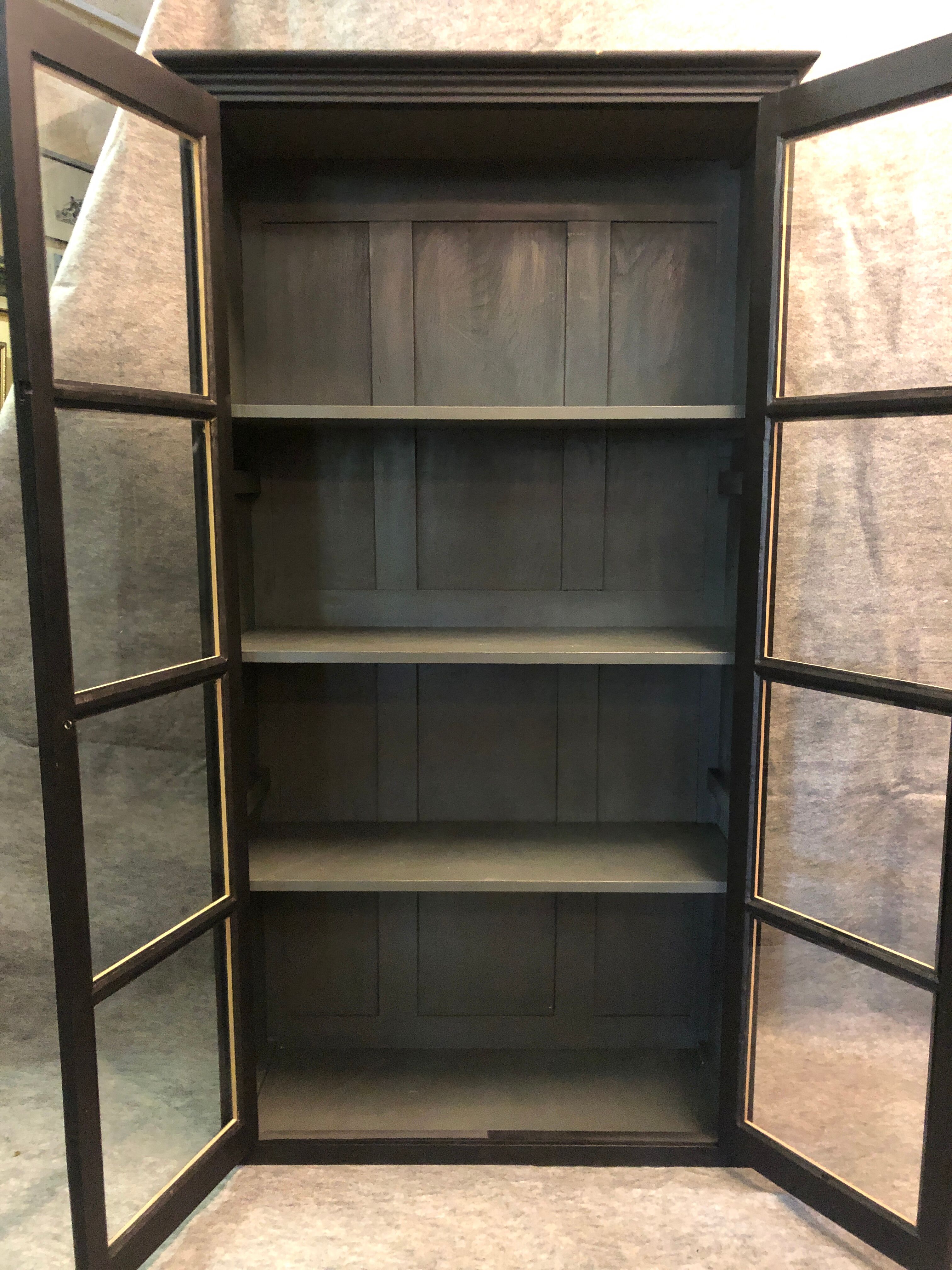Vitrine noire. Travail d’ébéniste, XXe siècle