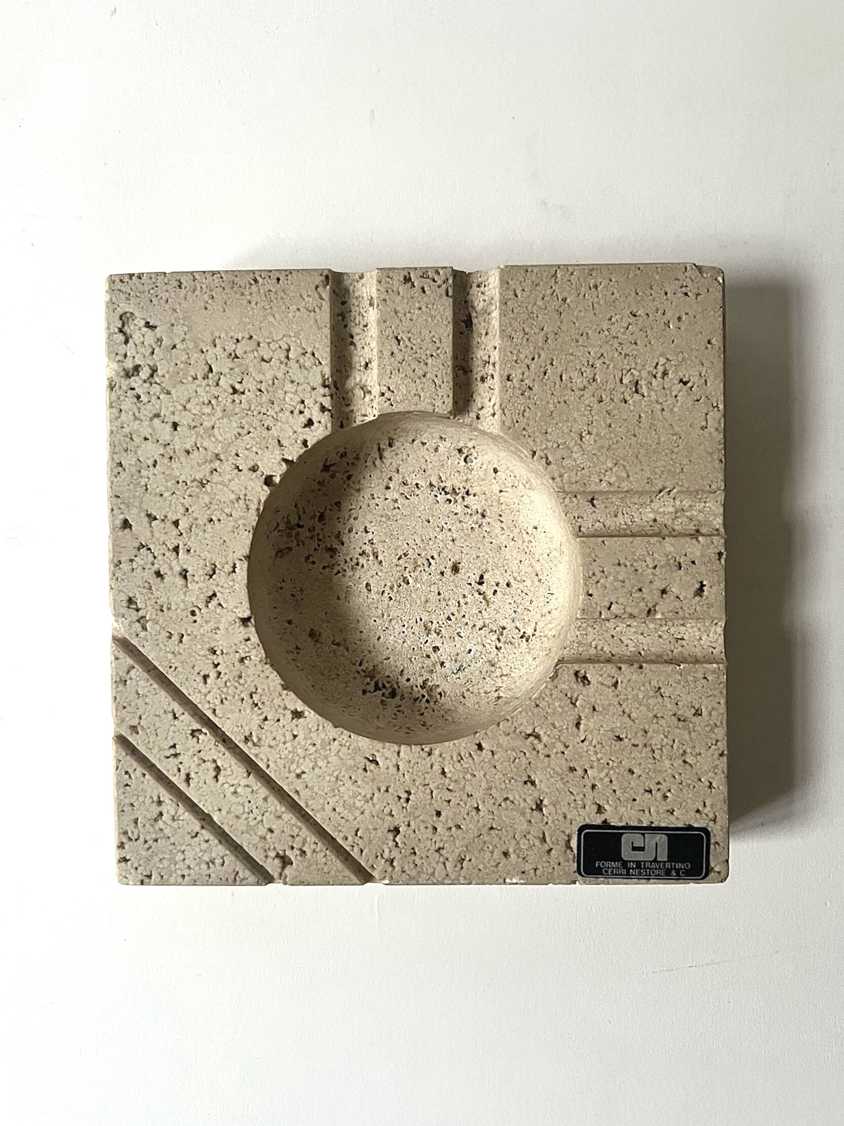 Sculpted travertine ashtray by Fratelli Manelli, Italian design 1970.