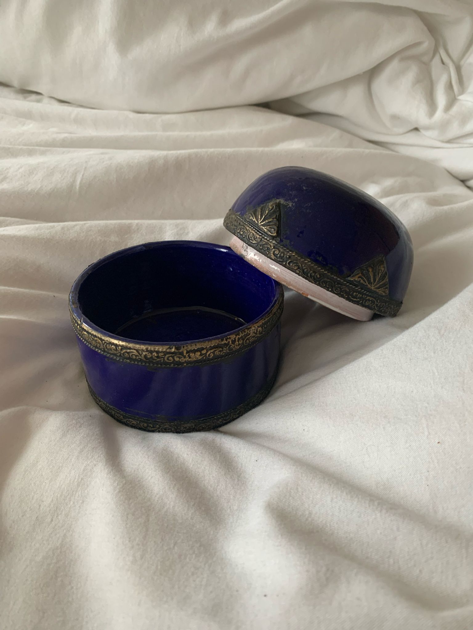 Ceramic pot and bronze blue flower old
