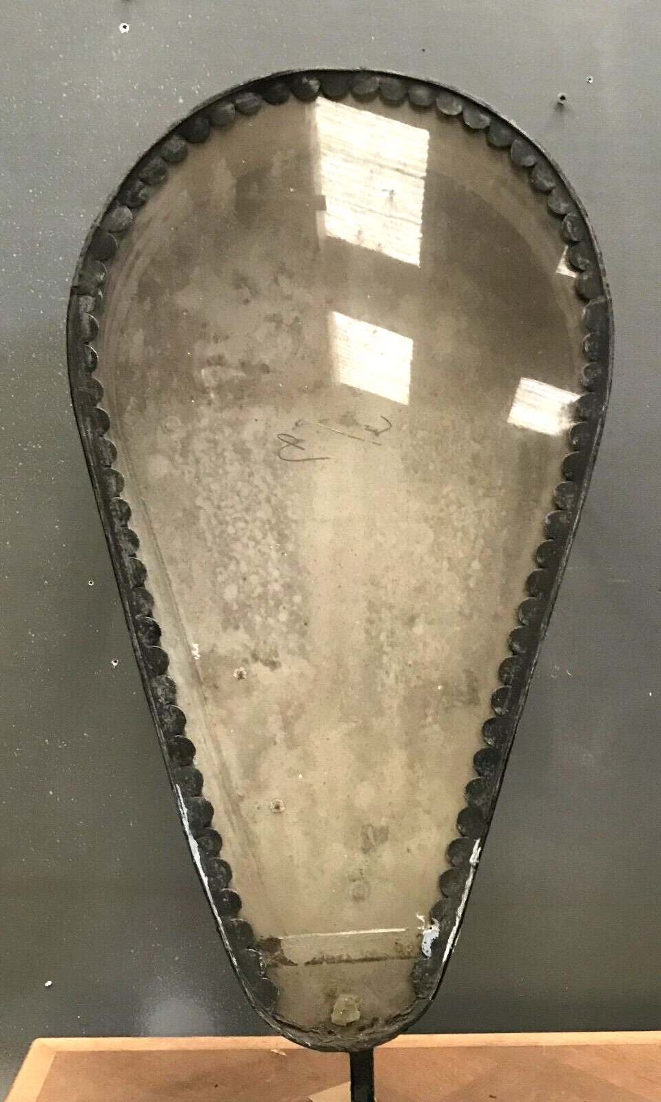 Zinc presentation case and glass door