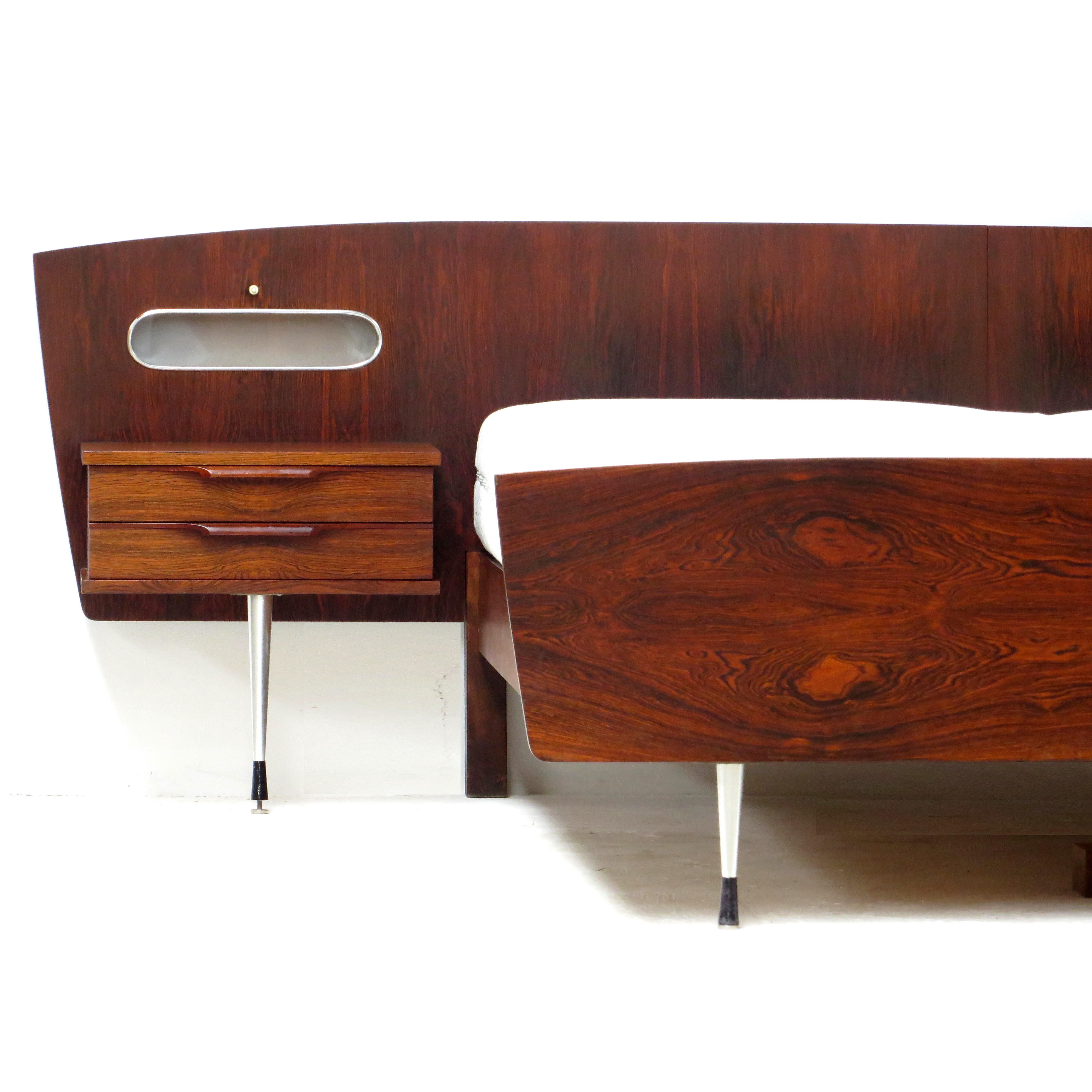 Lit double avec tables de chevet en palissandre de rio de haute qualité, années 1960