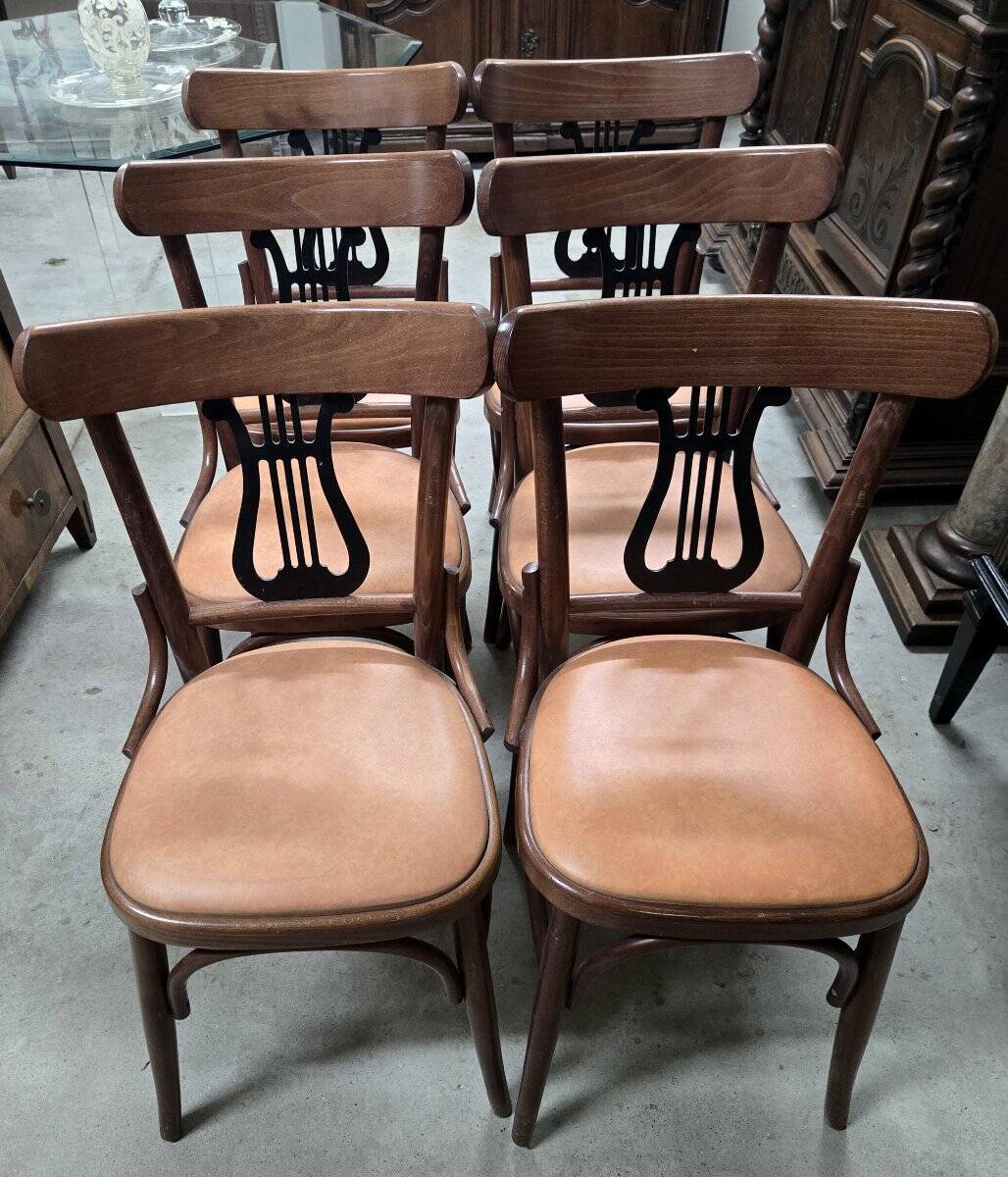 Set of 6 vintage curved wooden chairs, adorned with an elegant black lyre-shaped backrest.
