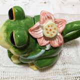 Frog teapot in earthenware with its lid and flowers.