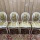 Suite de 4 chaises médaillons de style Louis XVI rechampi blanc cassé